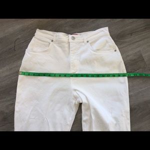 Gloria Vanderbilt Size 12 vintage white denim high waisted 80s/90s jeans.